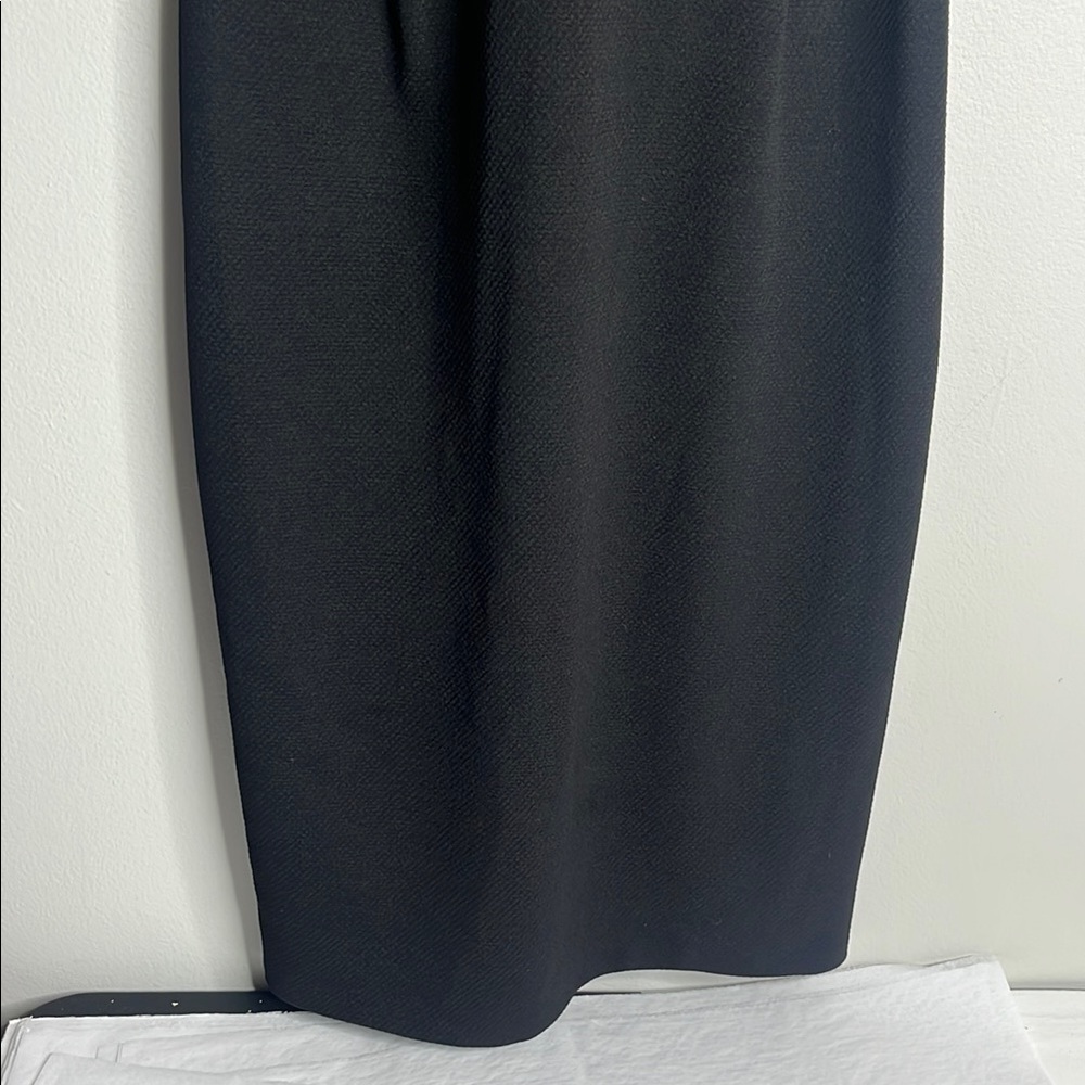 Elegant Black Sleeveless Dress - Picture 5 of 8